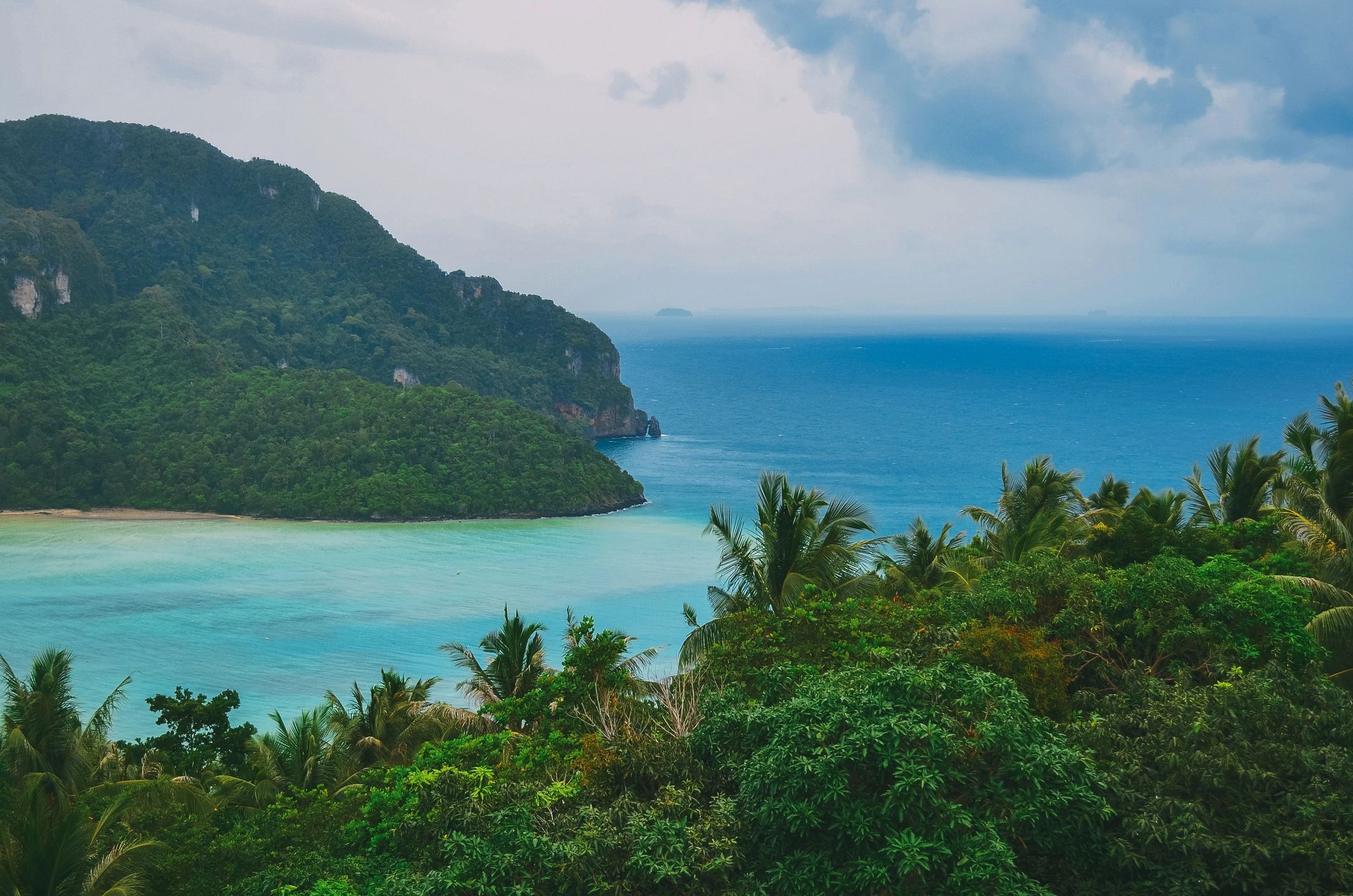 Turquoise ocean and green mountains in the Phi Phi Islands